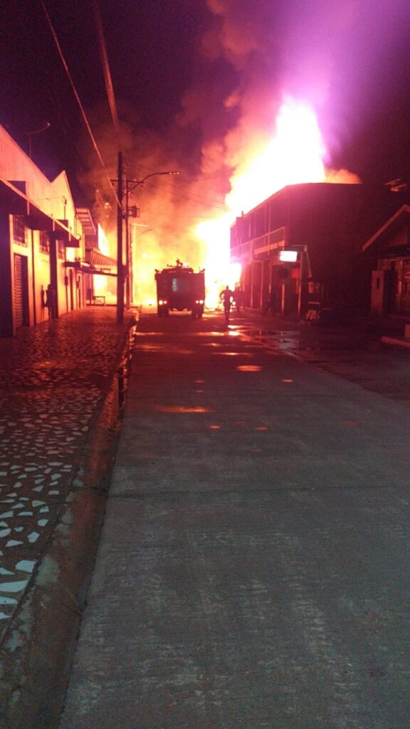 incedio1-576x1024 Incêndio de grandes proporções toma conta de lojas no interior do AM; veja vídeo