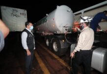 Durante a madrugada, Wilson Lima recebe oxigênio para restabelecer o abastecimento nos hospitais do Amazonas