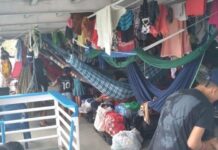 BOMBA! Moradores de Carauari denunciam o prefeito Bruno Ramalho por mantê-los presos dentro de uma embarcação