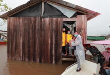 Wilson Lima realiza entrega de ajuda humanitária para famílias de Boca do Acre