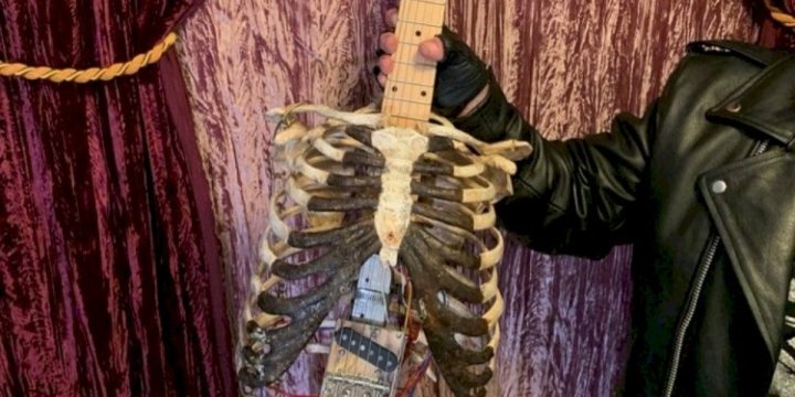 Bizarro: homem transforma esqueleto de parente morto em guitarra