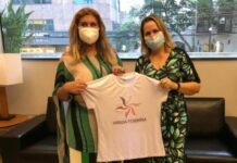 Presidente Nacional da ‘Virada Feminina’, Marta Lívia entrega camisa oficial a presidente do Amazonas