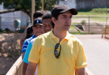 Protesto reúne sindicato de professores e advogados em frente a prefeitura de Itacoatiara; veja vídeo