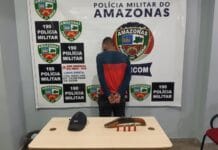 Polícia prende sujeito que estava caminhando com espingarda na mão