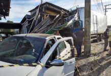 Caminhão desgovernado invade loja de autopeças e deixa quatro feridos no Coroado