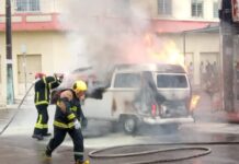 Kombi pega fogo no meio da rua em Manaus; veja vídeo