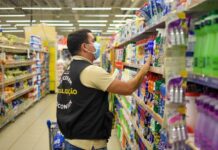 Procon-AM apreende mais de 20 Kg de alimentos e produtos de limpeza em supermercado de Manaus
