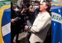 Bolsonaro carrega criança vestida de PM em visita a Manaus; veja vídeo