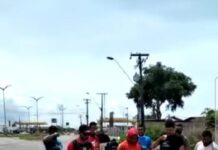 Populares asfaltam ruas com cimento e dizem que prefeito de Iranduba é o pior de todos os tempo; veja