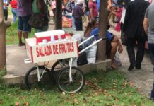 Vendedor de salada de frutas é esfaqueado até a morte no Centro de Manaus; imagens fortíssimas