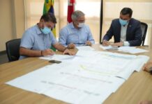 Wilson Lima assina contrato para reformar estádio no município de Barreirinha