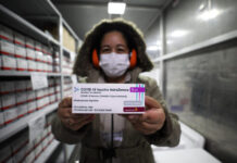 Amazonas recebe 40 mil doses de AstraZeneca para vacinação de trabalhadores da educação