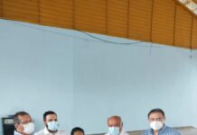 Belarmino Lins e Átila fazem entrega simbólica de cestas básicas em Codajás e Manaquiri