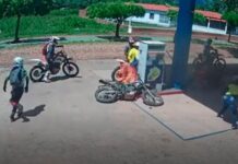 Motocicleta pega fogo em posto enquanto era abastecida; veja vídeo