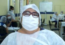 Após perder familiares, enfermeira se dedica à imunização durante campanha em Manaus