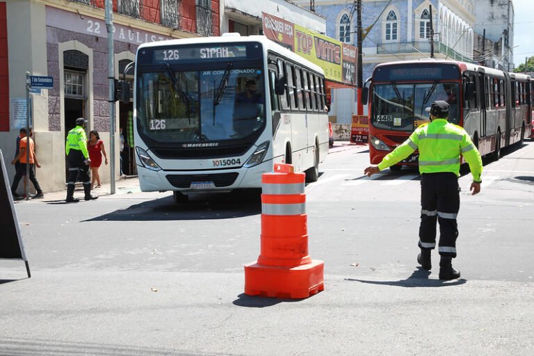 Ônibus voltam a circular a partir das 12h em Manaus, após terem sido recolhidos por conta de atos de vandalismo