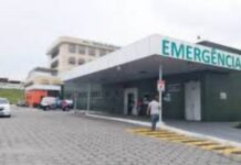 Populares revoltados pegam suspeito de roubo e dão surra nele no bairro do São José em Manaus