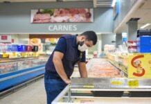 Supermercado é flagrado com produtos vencido pelo Procon-AM