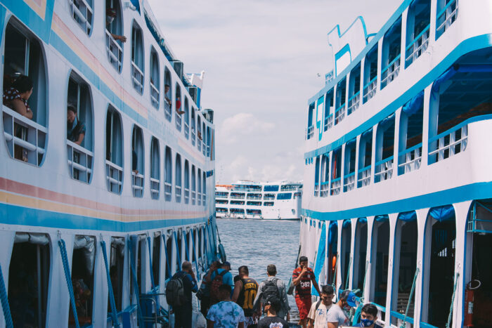 Passageiros indo viajar com saída de Manaus