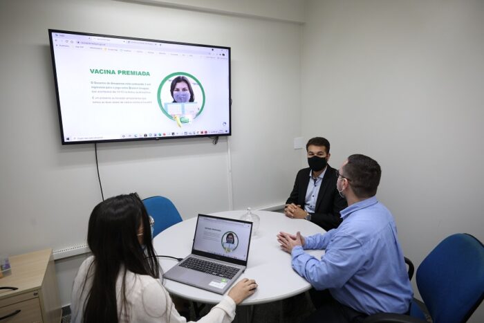 Subcontrolador da CGE, Rogério Sá, (de máscara preta) acompanha primeiro sorteiro do Vacina Premiada_Foto_Lucas Silva