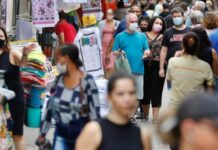 Com restrições, uso de máscara em locais fechados deixa de ser obrigatório