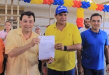 Prefeito Bi Garcia assina ordem de serviço de asfaltamento da estrada da Vila Amazônia