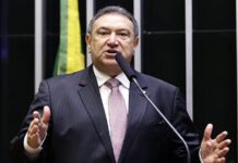 Átila Lins participa da entrega do Auxílio Enchente em Manacapuru