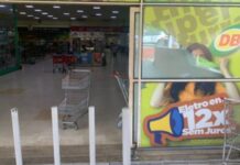 DB da Ponta Negra dificulta entrada de cadeirantes, com barra de concreto instalada na porta