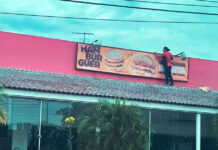 BOMBA: Habib’s coloca em risco vida de funcionária, que limpa faixada sem o uso de equipamento de segurança