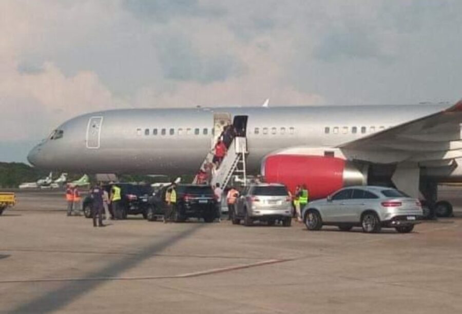 Aviao-com-integrantes-do-Guns-1024x697