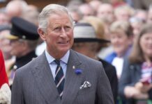 Charles se torna rei da Inglaterra com a morte de sua mãe, Elizabeth II