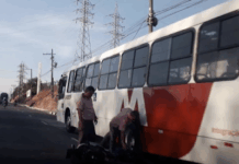 Motoqueiro vai parar debaixo de ônibus durante acidente na avenida das Torres