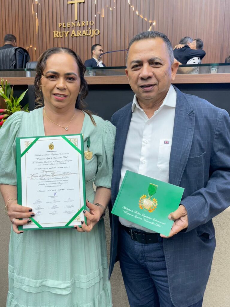 WhatsApp-Image-2022-10-20-at-12.08.43-1-1-768x1024 Secretária Executiva de Educação de Rio Preto da Eva recebe Medalha do Mérito na Aleam