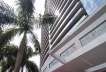 Em chamas, prédio ao lado de shopping é evacuado às pressas; veja vídeo