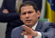 Político cancelado chama manifestantes de “fedorentos”