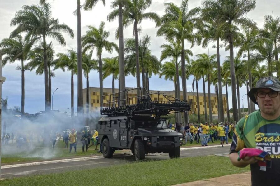 manifestantes-bolsoanristas-terrorismo-invadem-e-destroem-o-palacio-do-planalto-4-1024x683