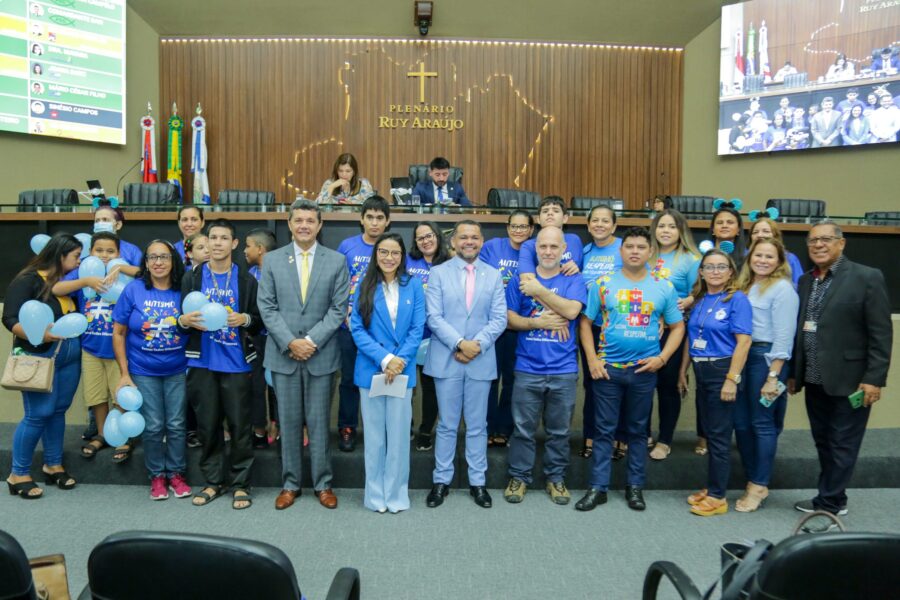 11-Dep.-Dra.-Mayara-realiza-ação-inédita-no-Brasil-ao-trazer-crianças-e-adolescentes-autistas-para-conhecer-parlamento-scaled