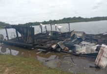 Flutuante é consumido pelo fogo e deixando duas pessoas gravemente feridas no Careiro Castanho; vejam os vídeos: