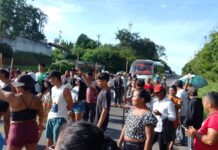 VÍDEO: Famílias fecham a BR-174 em protesto à reintegração de posse de uma área na região