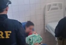 Recém-nascida escapa da morte após mãe pedir ajuda a policiais rodoviários em Figueiredo