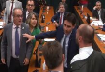 Eduardo parte pra cima de deputado petista após ele dizer que facada de Bolsonaro era fake