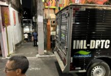Jovem é morto a tiros e criminosos deixam bilhete ao lado do corpo, “morri porque sou olheiro do Coquinho”