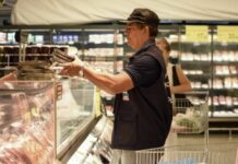 Supermercado Carrefour do Amazonas Shopping é flagrado vendendo alimento vencido