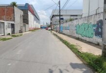 Corpo de travesti é jogado de veículo no meio da rua em Manaus