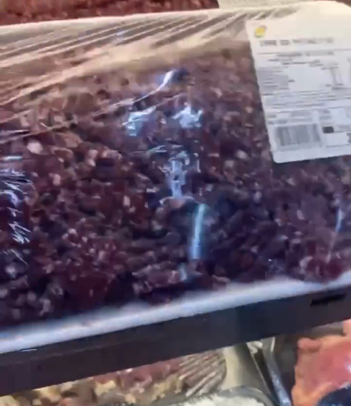 VÍDEO: Cliente mostra carne estragada sendo vendida no Supermercado DB