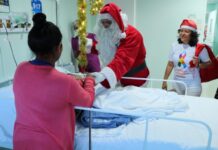 Pacientes da Fundação Cecon recebem a visita do Papai Noel