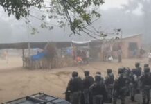 Policiais da Rocam e Choque realizam uma reintegração de posse em uma área no Tarumã em Manaus
