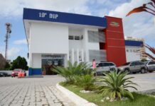 Homem é preso após agredir a mulher e policiais em condomínio no Tarumã