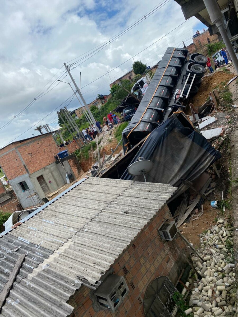 WhatsApp-Image-2024-01-22-at-13.07.48 VÍDEO: Caminhão desgovernado invade pista e destrói casa na Avenida do Turismo no Tarumã