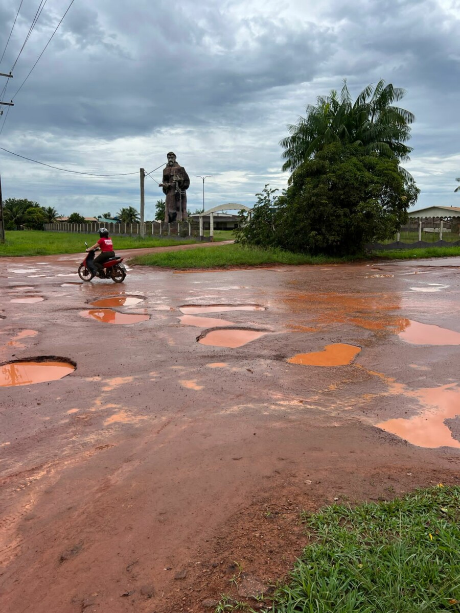 WhatsApp-Image-2024-01-23-at-8.14.24-AM-3 Boca do Acre entregue a buracos e muita lama enquanto o prefeito Zeca Cruz curte a vida com as "novinhas"